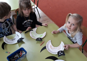 Dzieci wykonują kotki z talerzyków papierowych